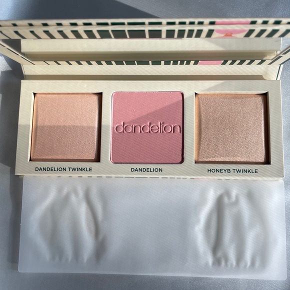 Benefit, Twinkle ‘N Jingle Bush and Highlighter Palette - Picture 1 of 5